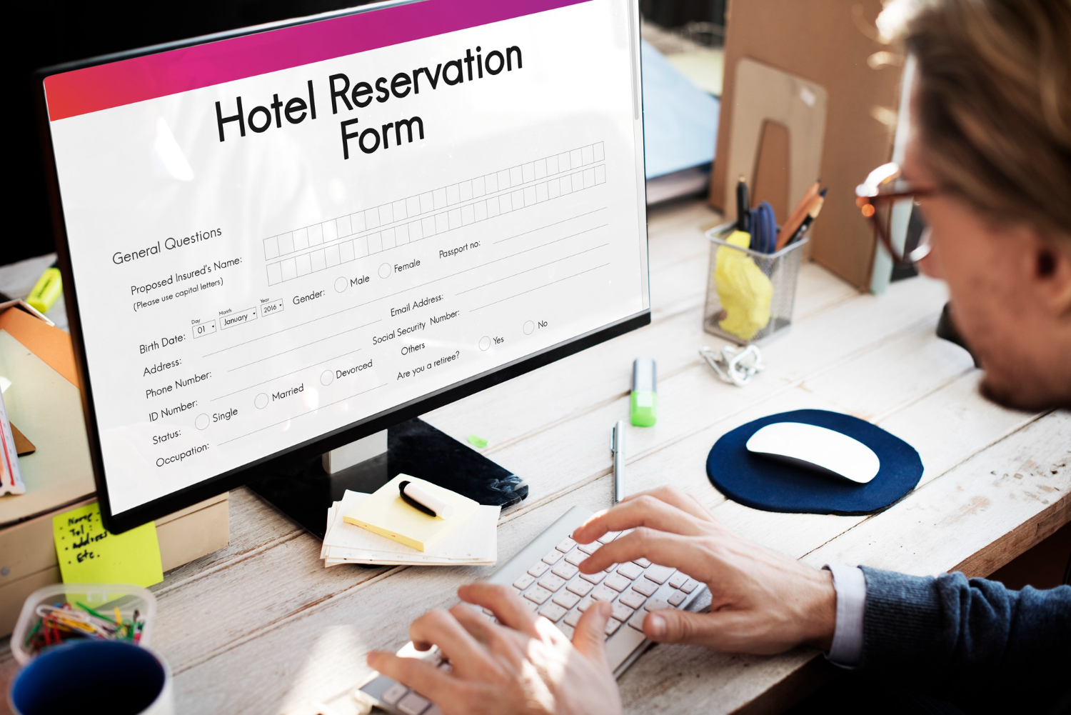 Vývojář webových aplikací testující online rezervační systém pro hotel